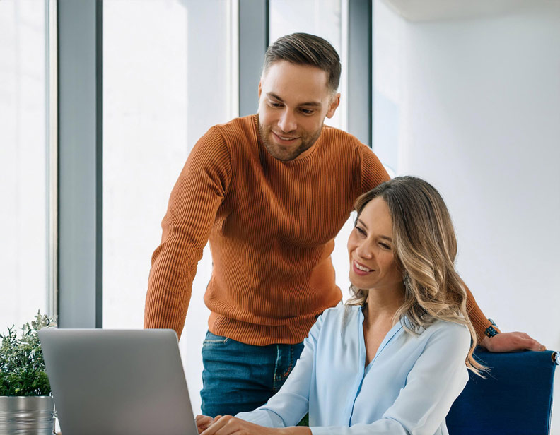 Paar vergleicht Kosten von Pellets und Gas am PC